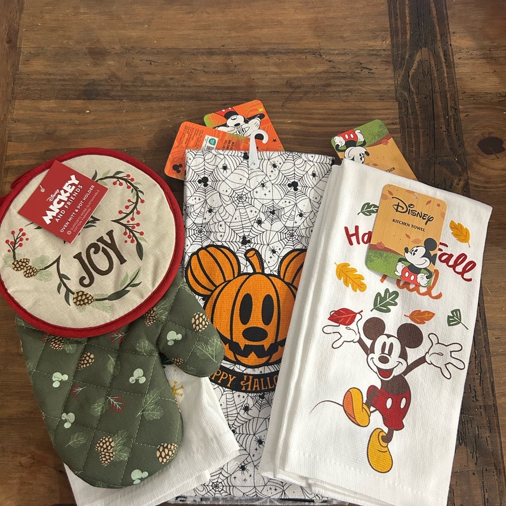 Set of Disney Festive Mickey Mouse Kitchen Towels